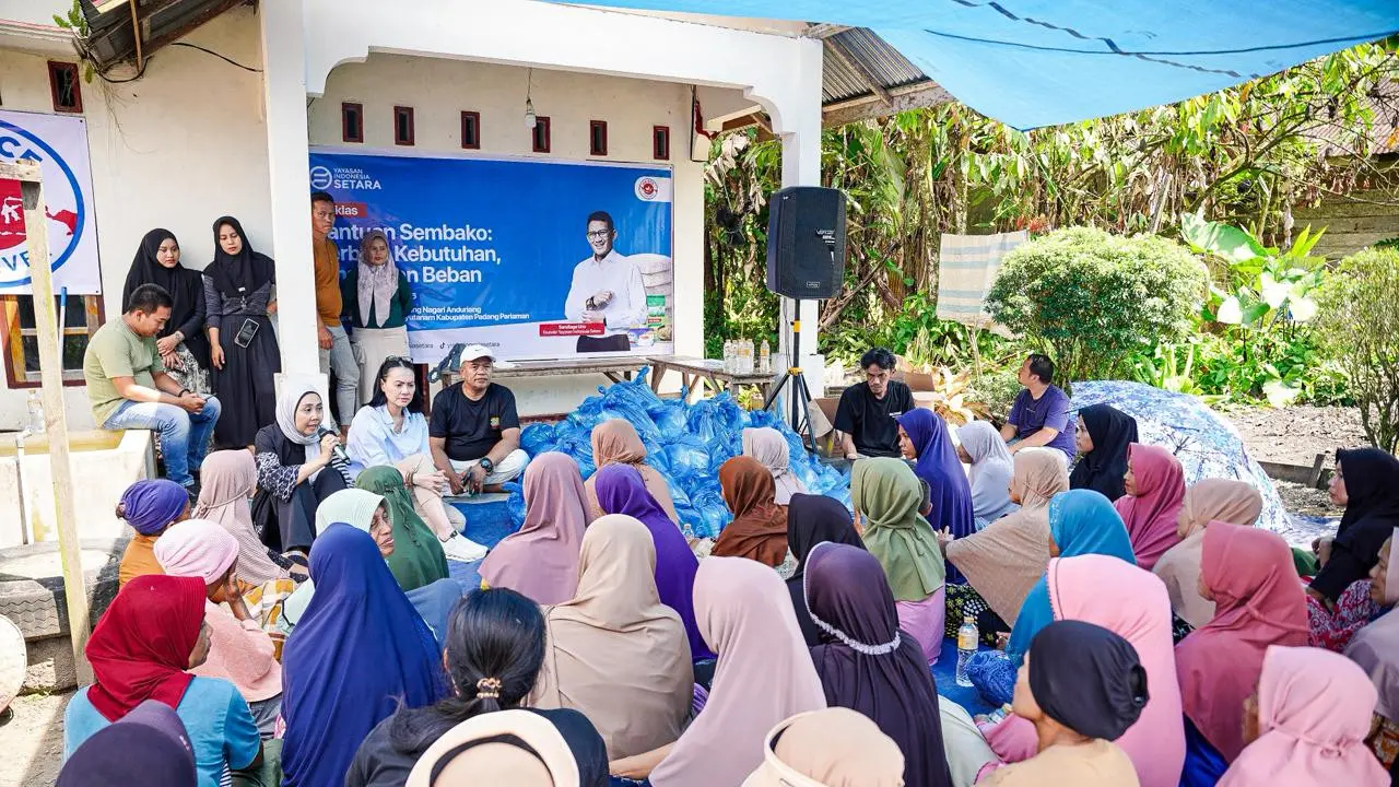 Yayasan Indonesia Setara (YIS) bersama OK OCE Forever Sumatera Barat menyalurkan sembako bagi masyarakat terdampak bencana alam di Nagari Anduriang, Kabupaten Padang Pariaman, Sumatera Barat (Istimewa)