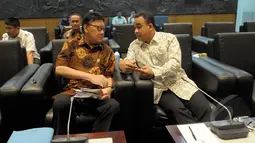 Menteri Dalam Negeri Tjahjo Kumolo (kiri) berdiskusi dengan Menteri Pendidikan dan Kebudayaan Anies Baswedan saat berkunjung ke MPR, Jakarta, Rabu (4/2/2015). (Liputan6.com/Andrian M Tunay)