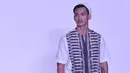 Model berpose saat membawakan busana muslim rancangan Itang Yunasz bertajuk Puspa Ragam Andalas di Pusat Grosir Blok B Tanah Abang, Jakarta, Kamis (30/4/2015). (Liputan6.com/Herman Zakharia)