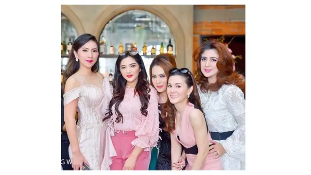 Gaya Glamour Margaret Vivi Calon Mertua Boy William, Istri Konglomerat