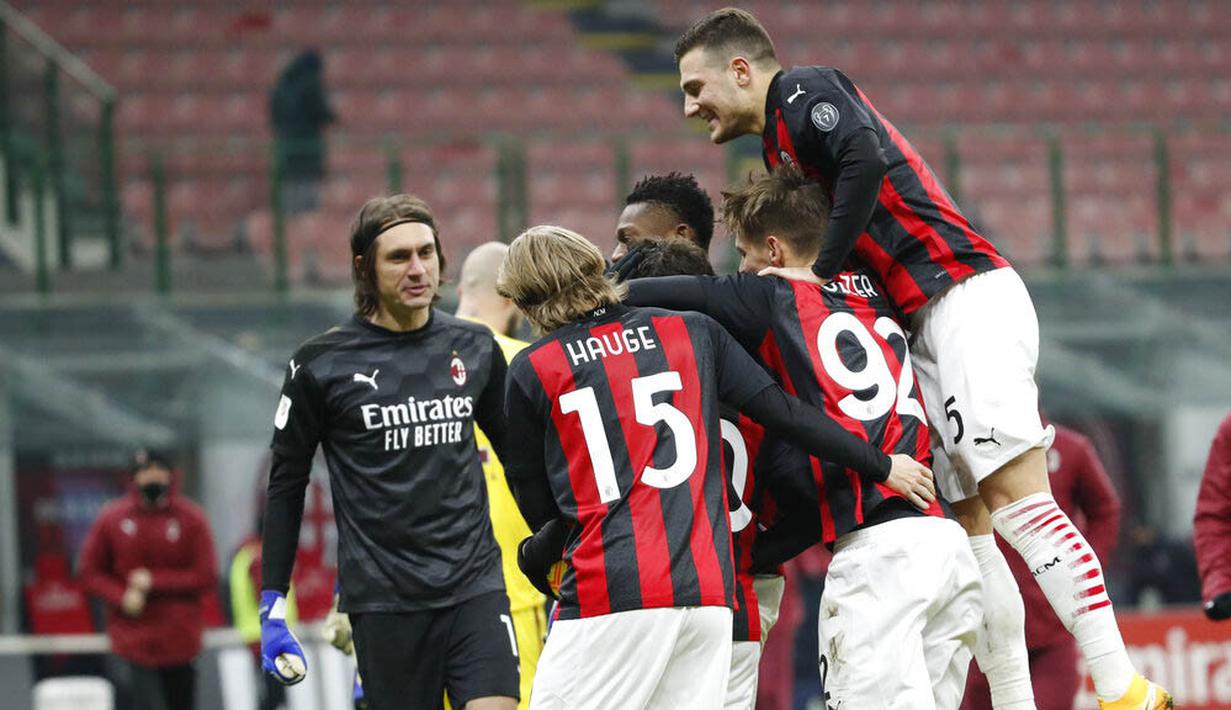 Para pemain AC Milan merayakan kemenangan atas Torino pada laga Coppa Italia di Stadion San Siro, Selasa (12/1/2021). AC Milan menang adu penalti dengan skor 5-4. (AP/Antonio Calanni)