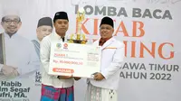Ketua DPW PKS Irwan Setiawan bersama pemenang lomba baca kitab kuning. (Istimewa)