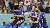 Pemain Jepang,&nbsp;Daizen Maeda (kiri kedua) merayakan gol pertama timnya ke gawang Kroasia saat laga 16 besar Piala Dunia 2022 yang berlangsung di Al Janoub Stadium, Senin (05/12/2022). (AP/Thanassis Stavrakis)