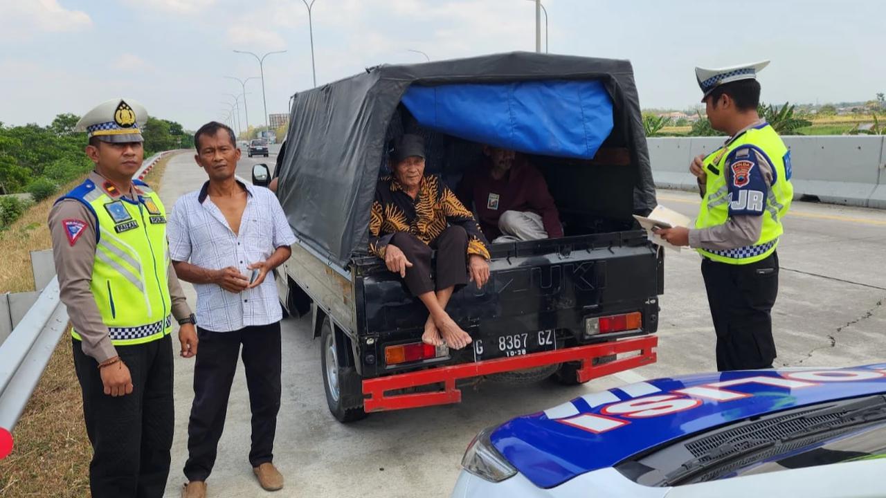 Polisi tilang pengemudi pikap terbuka angkut penumpang