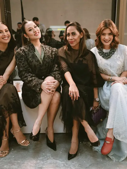 Dengan personal style yang diangkat oleh Raisa dan Maudy Ayunda, keduanya terlihat begitu elegan.  [Foto: Instagram/ Nazira C. Noer]