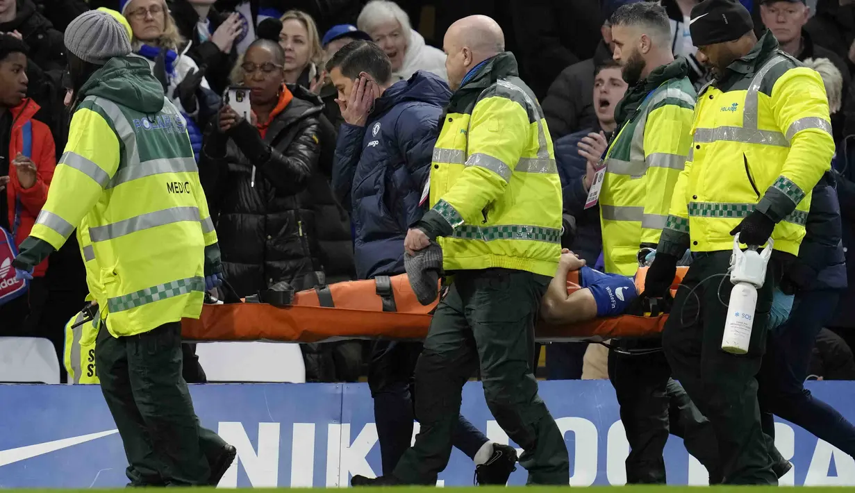Bek Chelsea asal Spanyol Cesar Azpilicueta dibawa keluar lapangan dengan tandu oleh staf medis setelah terluka cedera terkena tendangan salto penyerang Southampton, Sekou Mara selama pertandingan Liga Inggris di Stamford Bridge di London (18/2/2023). Azpilicueta dibawa ke ambulans untuk oleh petugas medis untuk mendapat perawatan lebih intensif. (AFP/Glyn Kirk)