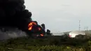 Kobaran api dan kepulan asap tebal membumbung tinggi di Puerto Sandino, Leon, Nikaragua, (18/8). Tidak ada laporan korban jiwa dalam insiden meledaknya tangki bahan bakar berkapasitas 144.000 barel tersebut. (REUTERS/ Oswaldo Rivas)