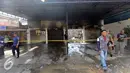 Petugas memberikan garis polisi di lokasi kebakaran yang terjadi di kawasan Hj. Nawi, Jakarta, Senin (20/7/2015). Penyebab kebakaran Belum diketahui pasti. (Liputan6.com/Helmi Afandi)