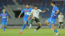 Sayang, hingga akhir pertandingan, skor tidak berubah. Timnas Indonesia U-22 kalah 0-1 dari Filipina. Tampak dalam foto, pemain Timnas Indonesia U-22, Rahmat Arjuna Reski (tengah) mencoba melewati adangan dua pemain Filipina, Jaime Rosquillo (14) dan Santiago Rublico (21), pada laga perdana Grup C SEA Games 2025 di Stadion 700th Anniversary, Chiang Mai, Thailand, Senin (8/12/2025). (Bola.com/Bagaskara Lazuardi)