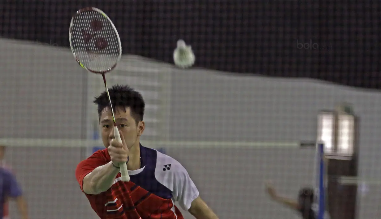 Gaya Kevin Sanjaya mengembalikan Kok pada sesi  latihan di Cipayung, Jakarta Timur, Senin (14/8/2017). Tim Bulutangkis akan menghadapi dua event besar yaitu SEA Games 2017 dan BWF World Championship. (Bola.com/Nicklas Hanoatubun)