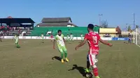 Aksi pemain Madura FC saat mengalahkan PS Sumbawa Barat (Liputan6.com/Fahrul KM)