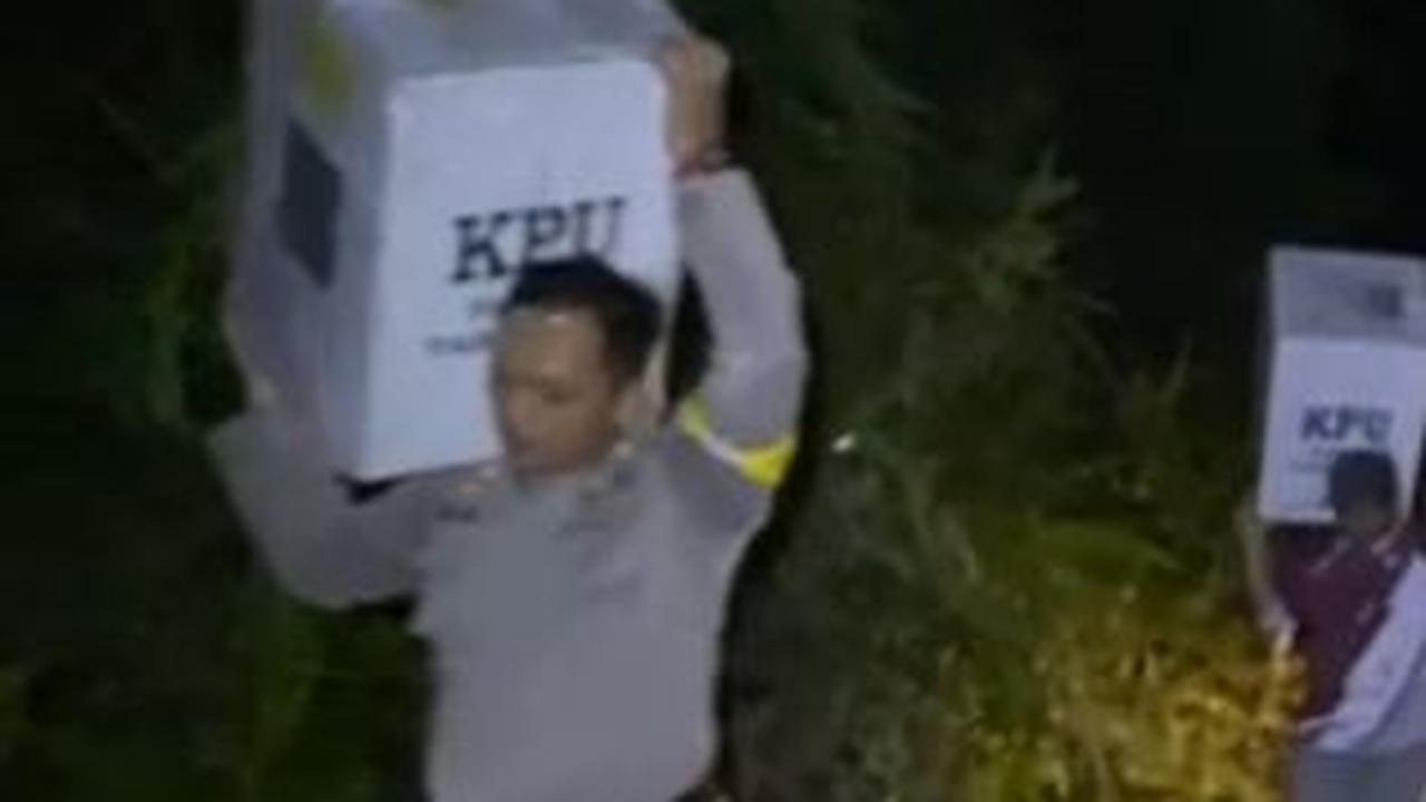 Potret Polisi Distribusi Logistik Pemilu, Gara-Gara Jalan Rusak Waktu Tempuh jadi 2 Jam Biasanya Cuma 45 Menit