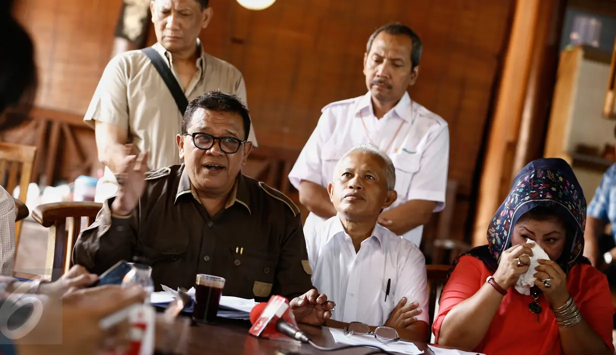 Kuasa hukum para eks karyawan Merpati Gelora Tarigan (baju cokelat) memberi penjelasan terkait kasus pailit Merpati, Jakarta,(3/2). Mantan pegawai Merpati menuntut hak-hak Normatif (H2N) seperti gaji, pesangon dan lain-lain. (Liputan6.com/Faizal Fanani)