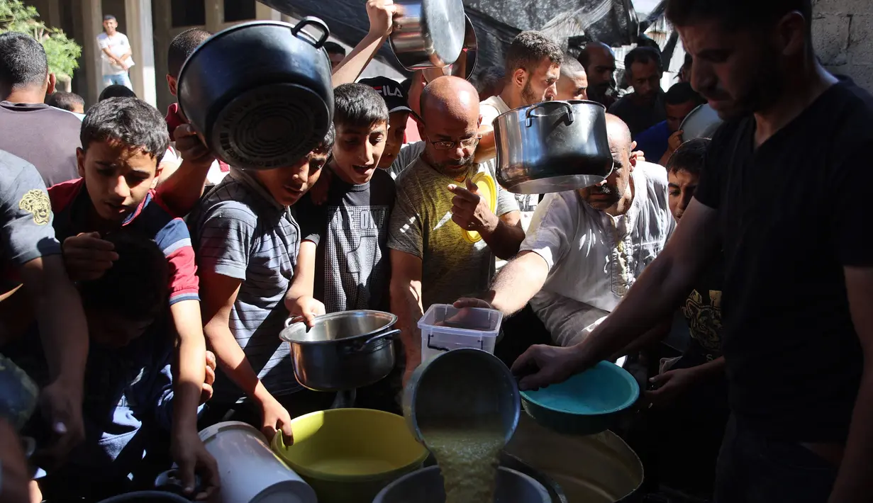 Penduduk setempat mengatakan pasukan Israel telah sepenuhnya mengisolasi wilayah utara, mengepung puluhan ribu keluarga tanpa makanan, air, dan obat-obatan. (Omar AL-QATTAA/AFP)