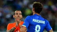 Wesley Sneijder bertepuk tangan di depan muka Marchisio (ALBERTO PIZZOLI / AFP)