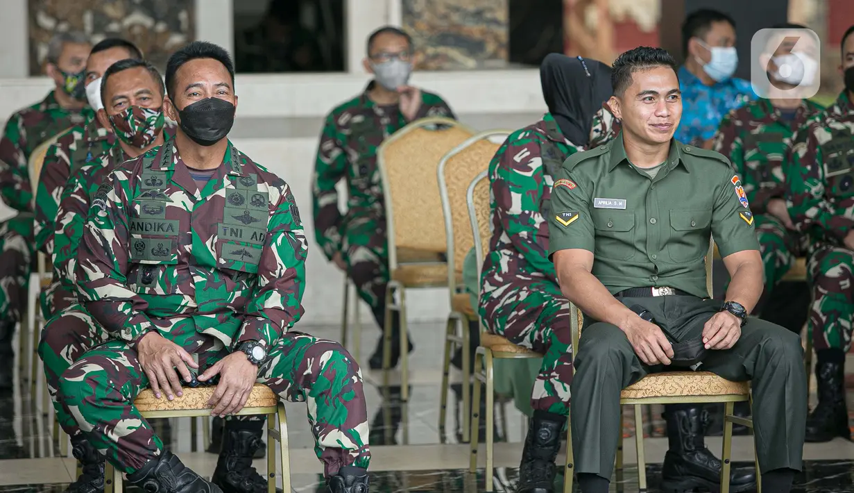 Serda Aprilia Manganang (kanan) didampingi KSAD Jendral TNI Andika Perkasa menjalani sidang perubahan status jenis kelamin dan pergantian nama di Pengadilan Negeri Tondano secara virtual di Mabes TNI AD, Jakarta, Jumat (19/3/2021). (Liputan6.com/Faizal Fanani)