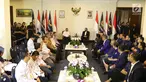 Suasana pertemuan KPU dengan Partai Nasdem di Kantor DPP Partai Nasdem, Jakarta, Minggu (28/1). Verifikasi faktual wajib dilakukan kepada partai lama (partai hasil Pemilu 2014) sebagai syarat untuk mengikuti pemilu 2019. (Liputan6.com/Angga Yunar)