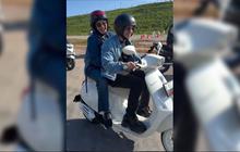 7 Potret Atta Halilintar Bonceng Aurel Naik Vespa saat Motoran Bersama Rombongan Presiden Jokowi di Balikpapan