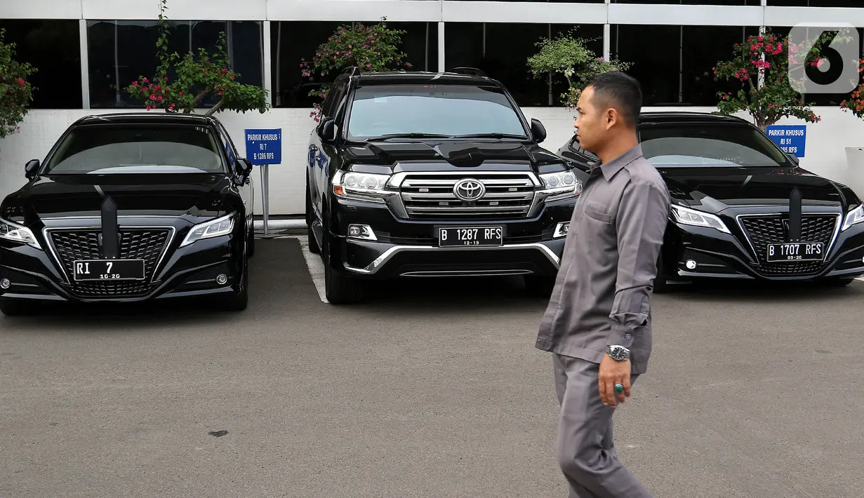 Kendaraan dinas pimpinan MPR/DPR dan DPD yang baru terparkir di depan Gedung Nusantara III, Kompleks Parlemen MPR/DPR-DPD, Senayan, Jakarta, Rabu (30/10/2019). Kendaraan dinas ini bermerek Toyota Crown 2.5 HV G-Executive yang menggantikan Toyota Crown Royal Saloon. (Liputan6.com/Johan Tallo)