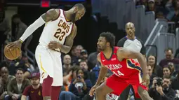 Pebasket New Orleans Pelicans, Solomon Hill, menjaga pebasket Cleveland Cavaliers, LeBron James, pada laga NBA di Quicken Loans Arena, Sabtu (31/3/2018). Cavaliers menang 107-102 atas Pelicans. (AP/Phil Long)