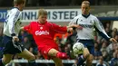 Michael Owen. Striker Inggris berusia 42 tahun yang pensiun pada Juli 2013 bersama Stoke City ini berseragam Liverpool selama 8 musim mulai 1996/1997 hingga 2003/2004. Ia berhasil meraih penghargaan Sepatu Emas Liga Inggris sebanyak 2 kali secara berurutan. (AFP/Odd Andersen)