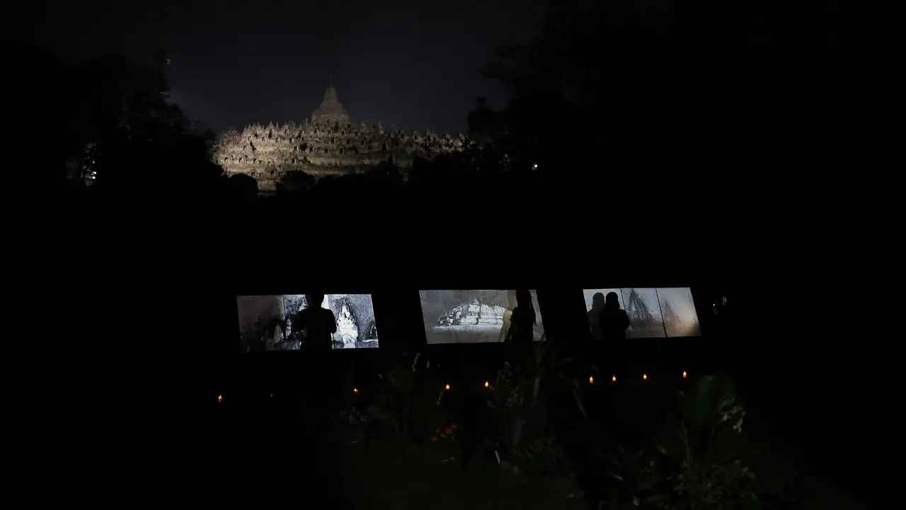 Seniman Portugal, Nelson Ferreira, memamerkan lukisan Platigleam hasil coretan malam hari di pelataran Candi Borobudur