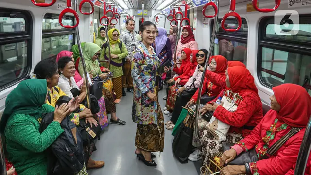 Ratusan Wanita Peringati Hari Kebaya Nasional di LRT Jakarta