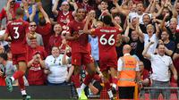 Selebrasi bek Liverpool, Joel Matip (tengah) bersama Trent Alexander Arnold setelah mencetak gol ke gawang Arsenal pada laga Liga Inggris 2019/2020 di Anfield Stadium, Liverpool (24/8/2019). Joel Matip yang kini menjalani musim ke-8 bersama Liverpool tercatat telah mengoleksi satu gelar juara Liga Inggris bersama The Reds. Itu terjadi pada musim keempatnya 2019/2020 di mana ia hanya tampil dalam total 9 laga di Liga Inggris. (AFP/Ben Stansall)
