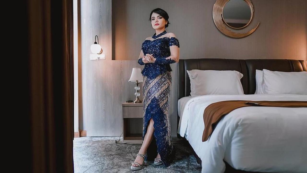 Dengan balutan kebaya biru, Dinar Candy terlihat sangat cantik dan anggun. Meskipun lulus S1 di usia 31 tahun, Dinar tetap totalitas dalam berpenampilan di hari wisudanya.