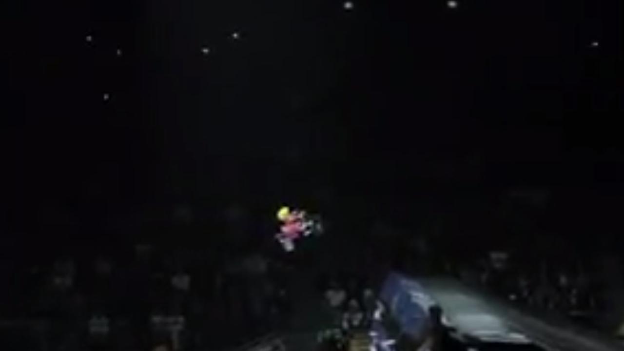 Ayah mendorong putranya dari megaramp