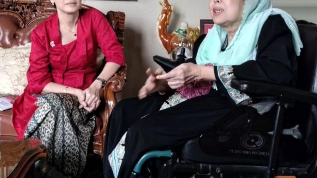Cantiknya Veronica Tan Berkebaya Merah Bertemu Sinta Nuriyah