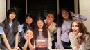 Ussy dan Andhika suasana perayaan ulang tahun Sheva digelar sederhana dan hangat bersama keluarga. Ussy Sulistiawaty dan Andhika Pratama bersama lima anak tampil kompak dengan busana yang dikenakan. [@ussypratama]