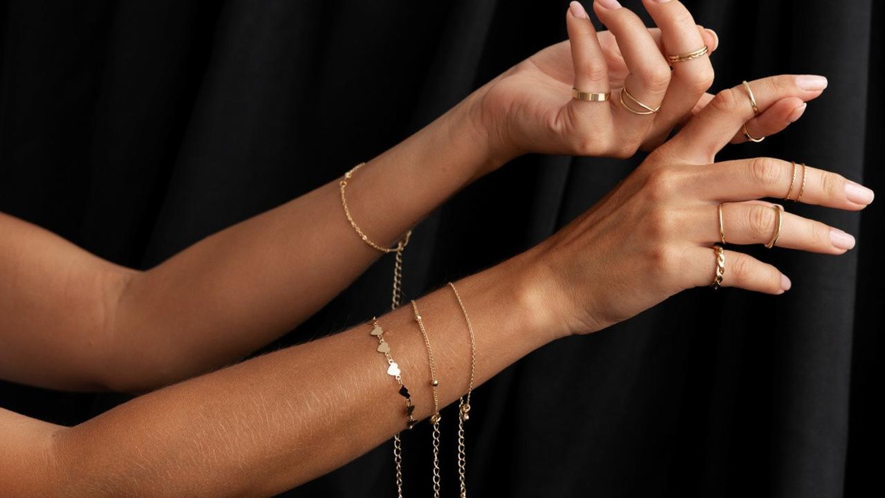 7 Inspirasi Gelang Emas Wanita Muda Gaya Modern 2025, Kekinian dan Elegan Saat Dikenakan