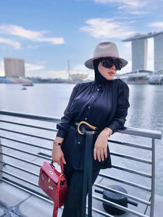 Usai berlibur ke Hawaii, Syahrini diketahui tengah berada di Singapore. Gaya glamornya dalam balutan outfit serba hitam dan tas jinjing Hermes bernilai miliaran rupiah menjadi sorotan (Instagram/princessyahrini).