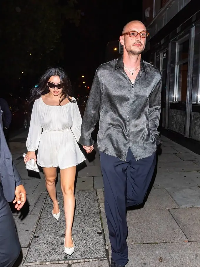 Gaya Santai Nan Stylish Charli XCX dan George Daniel di After Party Pernikahan Mereka