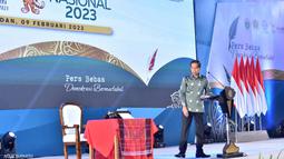Presiden Joko Widodo (Jokowi) usai menyampaikan pidato saat puncak peringatan Hari Pers Nasional di Kabupaten Deli Serdang, Provinsi Sumatra Utara, Kamis (9/2/2023). Turut hadir dalam acara itu ialah jajaran menteri Kabinet Maju, jajaran pimpinan lembaga negara, duta besar sahabat dan insan pers dari seluruh daerah. (FOTO: Biro Pers Istana Kepresidenan/Agus Suparto)
