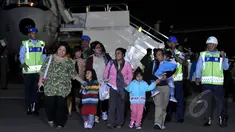 Sejumlah WNI yang selamat dari gempa Nepal tiba di Lanud Halim Perdana Kusuma, Jakarta, Rabu (6/5/2015). Sebanyak 26 WNI beserta relawan dan tim evakuasi tiba dengan pesawat Boeing 737-400 milik TNI AU. (Liputan6.com/Johan Tallo)