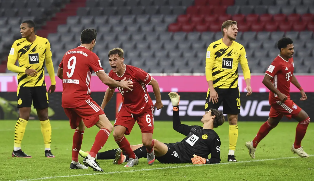 Bek Bayern Munchen, Joshua Kimmich, merayakan gol yang dicetaknya ke gawang Borussia Dortmund pada laga Piala Super Jerman di Allianz Arena, Kamis (1/10/2020) dini hari WIB. Bayern Munchen menang 3-2 atas Borussia Dortmund. (Sven Hoppe/Pool via AP)