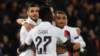 Striker Paris Saint-Germain, Mauro Icardi (kiri) berselebrasi dengan rekan-rekannya usai mencetak gol ke gawang Club Brugge pada pertandingan Grup A Liga Champions di stadion Parc des Princes di Paris (6/11/2019). PSG menang 1-0 atas Club Brugge dan melaju ke babak 16 besar. (AFP Photo/Franck Fife)