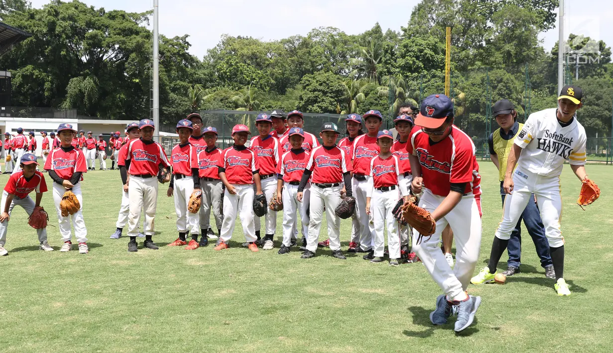 Peserta Asia Baseball Clinic mempraktikkan materi yang diberikan Shuhei Fukuda di Lapangan Baseball GBK, Jakarta, Rabu (19/12). Program ini digelar untuk kedua kalinya dan dikuti 100 atlet Indonesia dari beragam usia. (Liputan6.com/Helmi Fithriansyah)