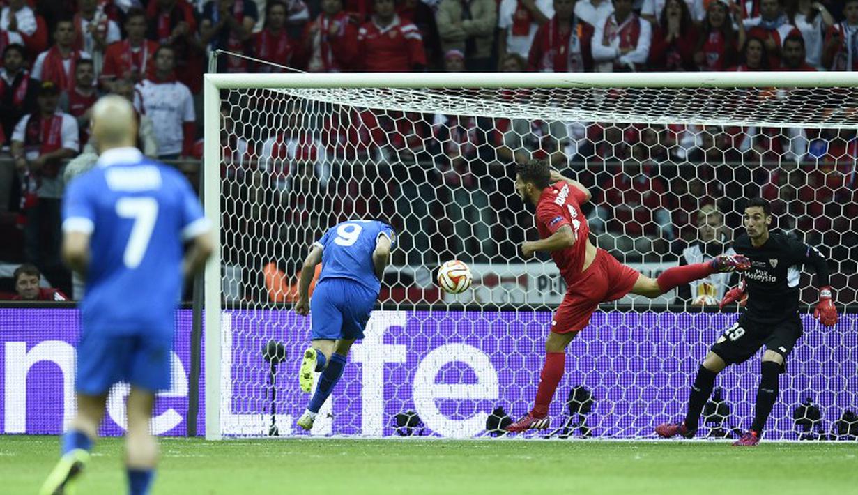 Striker Dnipro, Nikola Kalinic, sukses mencetak gol pertama di menit ke-7. (AFP PHOTO/ODD ANDERSEN)