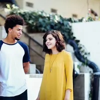 Sikap yang menunjukkan kalau dia cuma menganggapmu teman, bukan gebetan. (Foto: unsplash.com/Alexis Brown)