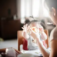 Setiap budaya memiliki cara unik dalam mendidik anak, yang mencerminkan nilai-nilai serta tradisi mereka. Foto: Tanaphong Toochinda on Unsplash