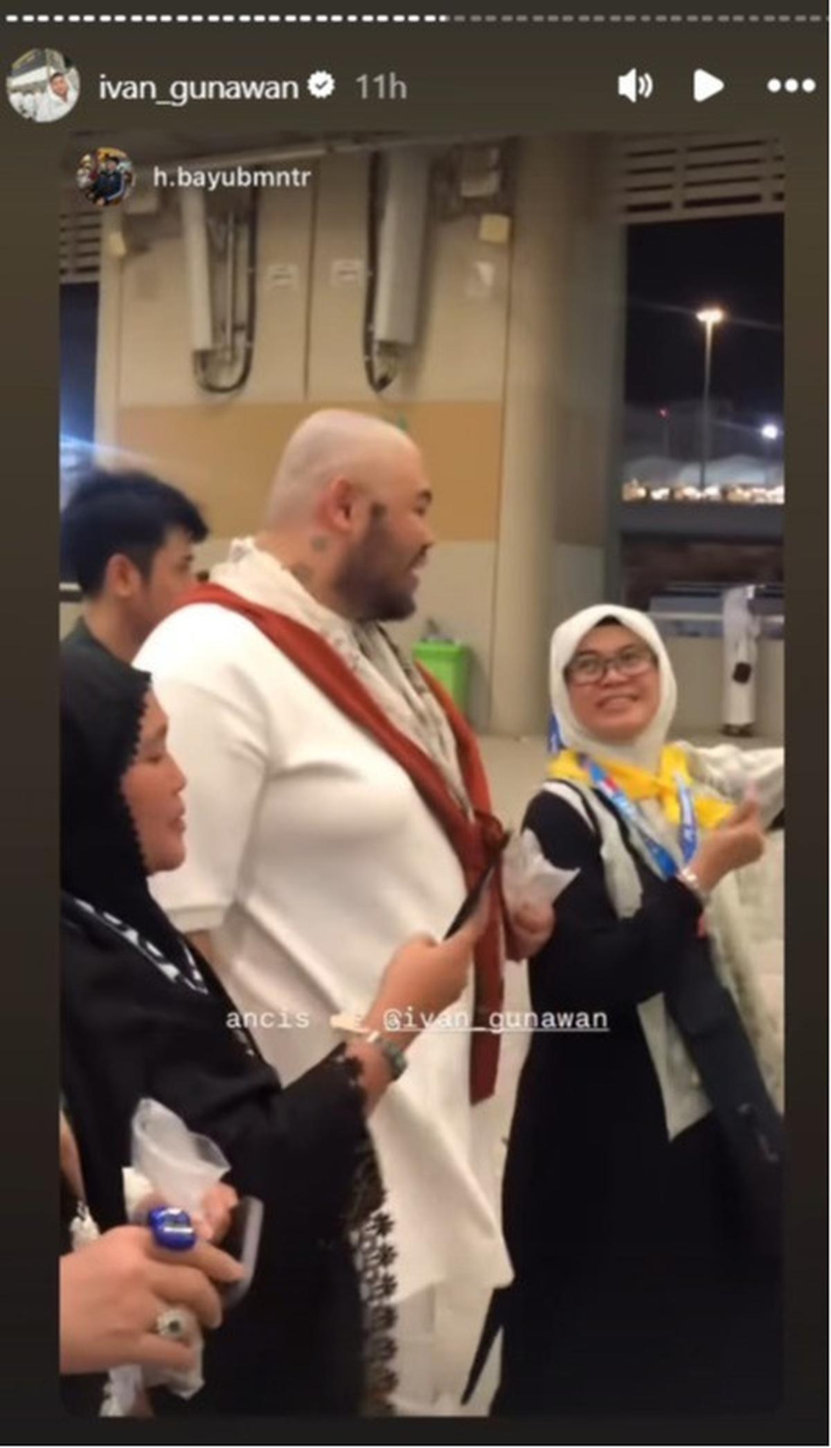 7 Potret Ivan Gunawan Jalan Kaki Menuju Jamarat untuk Lempar Jumrah, Langsung Diserbu Emak-Emak Jemaah Haji Indonesia Minta Foto Bareng