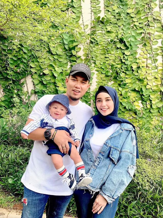 Umumkan Kehamilan Kedua, Ini 7 Momen Rizal Armada dan Istri Asuh Anak