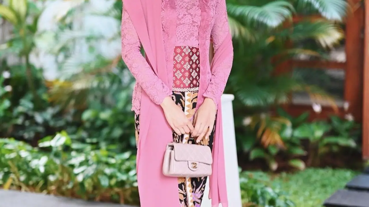 Kebaya Maudy Ayunda