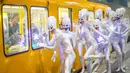 Aksi sejumlah Friedrichstadt-Palast saat sesi pemotretan untuk promosi acara "THE WYLD" di stasiun kereta bawah tanah di Berlin, Jerman, 23 Juni 2015. (REUTERS/Hannibal Hanschke)