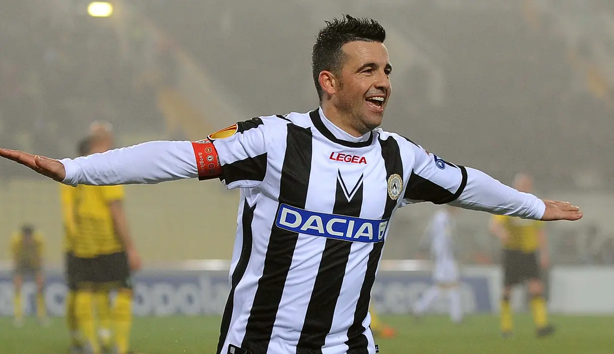 Antonio Di Natale. Striker legenda Udinese yang pensiun pada Juli 2016 usai membela Udinese selama 12 musim ini total mencetak 6 kali hattrick di serie A bersama Udinese. Hattrick terakhir dicetak saat ia mencetak 3 gol kala Udinese bermain imbang 3-3 dengan Sampdoria (17/5/2014). (AFP/Anteprima)