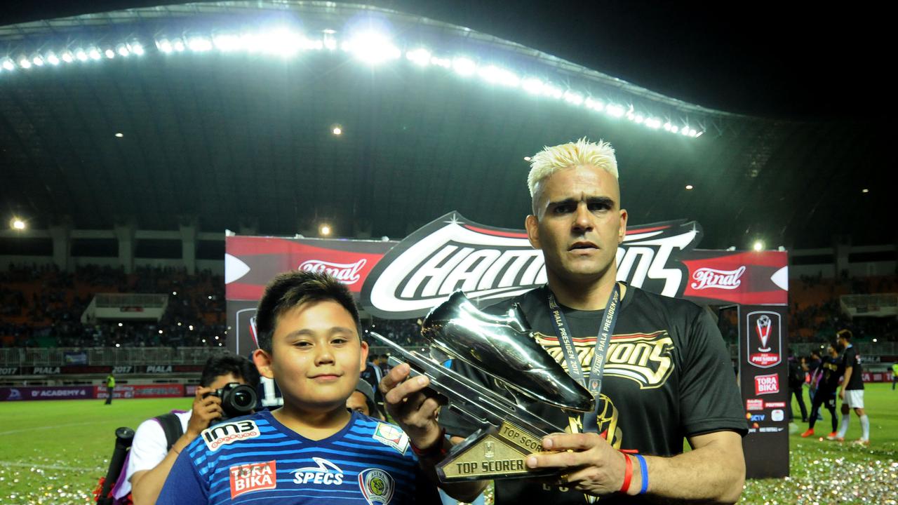 Striker Arema FC, Cristian Gonzales