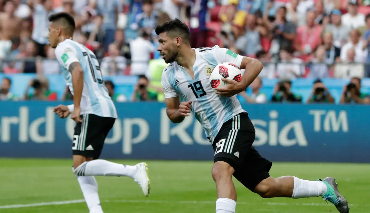 Penyerang Argentina, Sergio Aguero berselebrasi usai mencetak gol ke gawang Prancis pada babak 16 besar Piala Dunia di Kazan Arena di Kazan, Rusia, (30/6). Prancis menang tipis 4-3 atas Argentina. (AP Photo/Ricardo Mazalan)